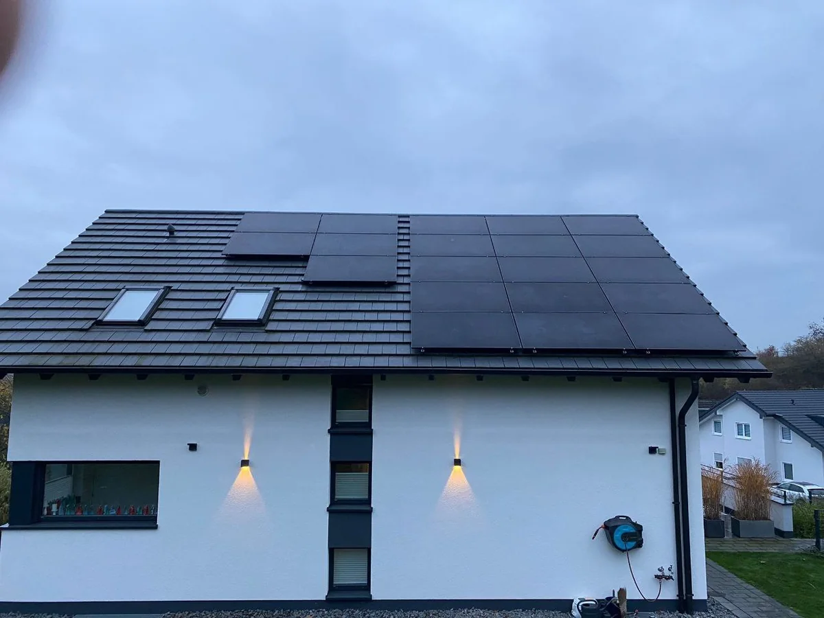 Full-Black Photovoltaikanlage auf Einfamilienhaus