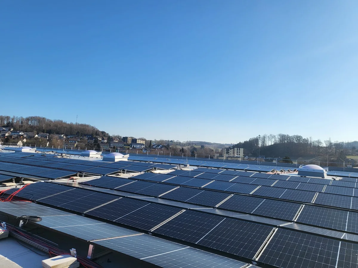 Große Photovoltaikanlage von Elektrotechnik Klassen